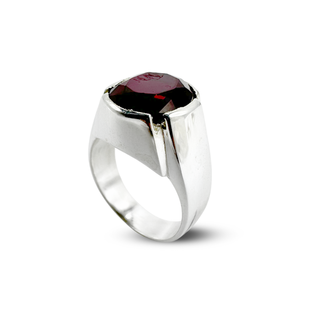 Garnet Men Ring - Corner Dig Design