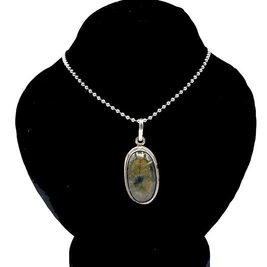 Labradorite Pendant - Raw Cover
