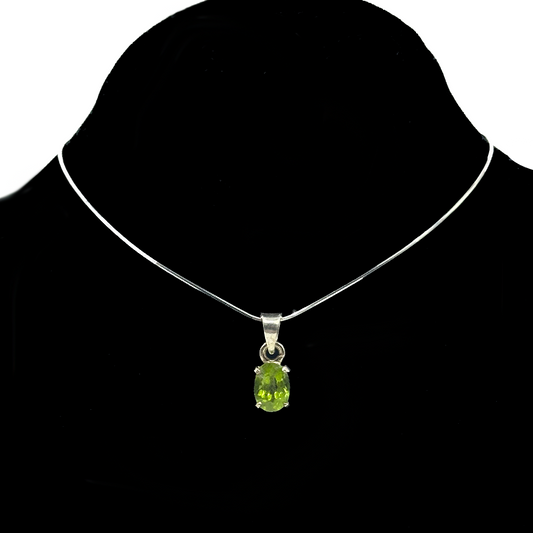 peridot-pendant-tiny-glow-2
